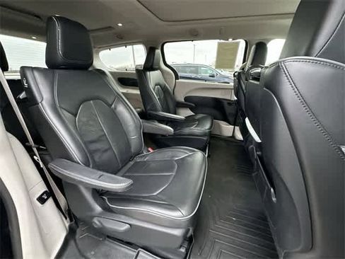 Used 2019 Chrysler Pacifica Limited w/ Advanced Safetytec Group image 27