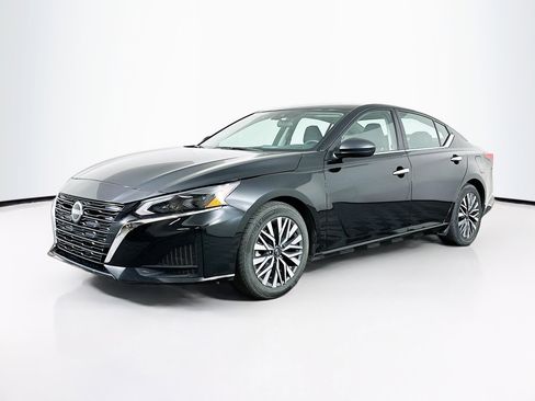 Used 2024 Nissan Altima 2.5 SV image 3