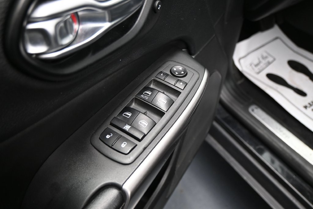 Used 2021 Jeep Cherokee Limited AWD/4WD image 11