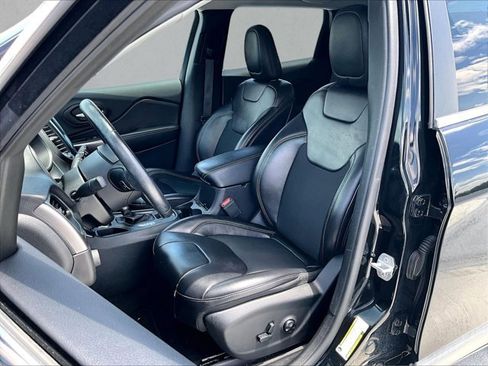 Used 2019 Jeep Cherokee Latitude Plus FWD image 27