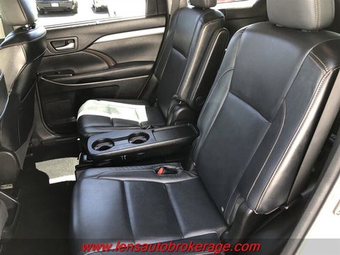 Used 2014 Toyota Highlander XLE FWD image 18