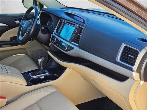 Used 2019 Toyota Highlander XLE image 24