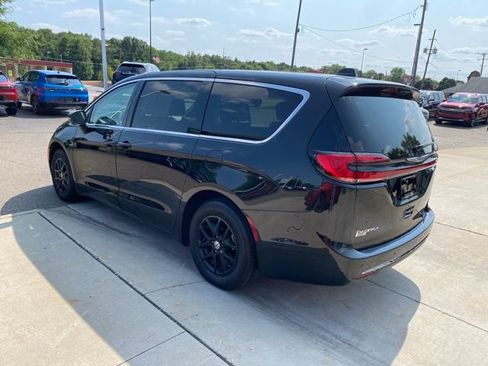 Used 2023 Chrysler Pacifica Touring-L FWD image 7