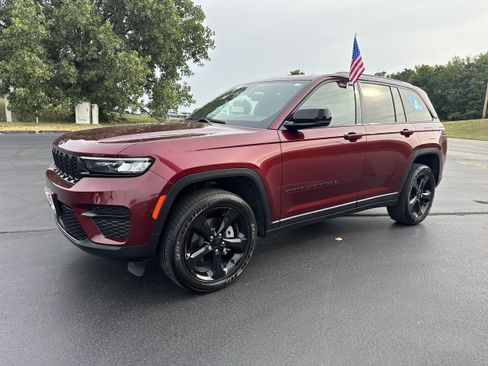 Used 2024 Jeep Grand Cherokee Altitude AWD/4WD image 2