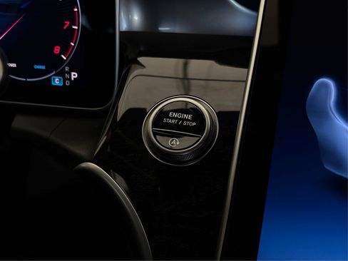 Used 2025 Mercedes-Benz GLC 300 4MATIC image 26