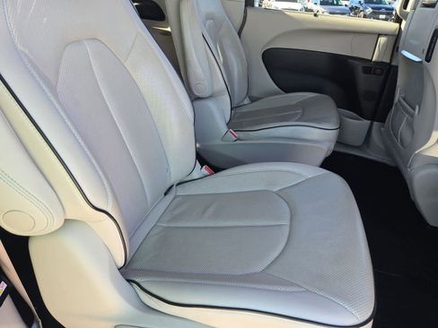 Used 2018 Chrysler Pacifica Limited w/ Advanced Safetytec Group image 19