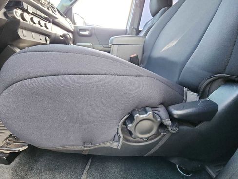 Used 2017 Toyota Tacoma TRD Off-Road image 13