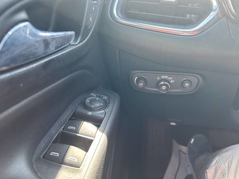 Used 2019 Chevrolet Equinox Premier image 16