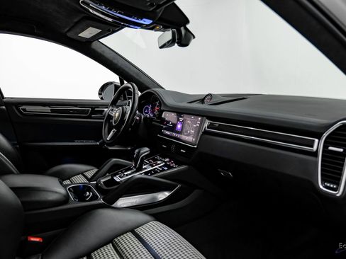 Used 2022 Porsche Cayenne Turbo image 45