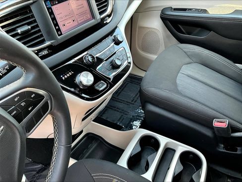 Used 2023 Chrysler Voyager LX FWD image 19