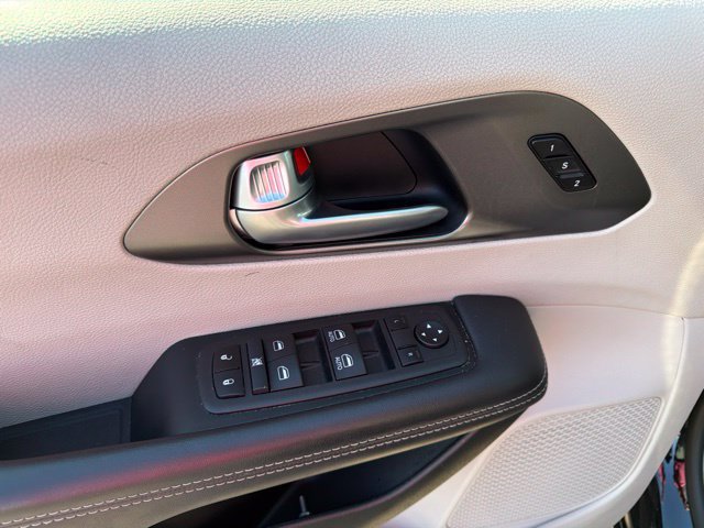 Used 2024 Chrysler Pacifica Touring-L FWD image 12