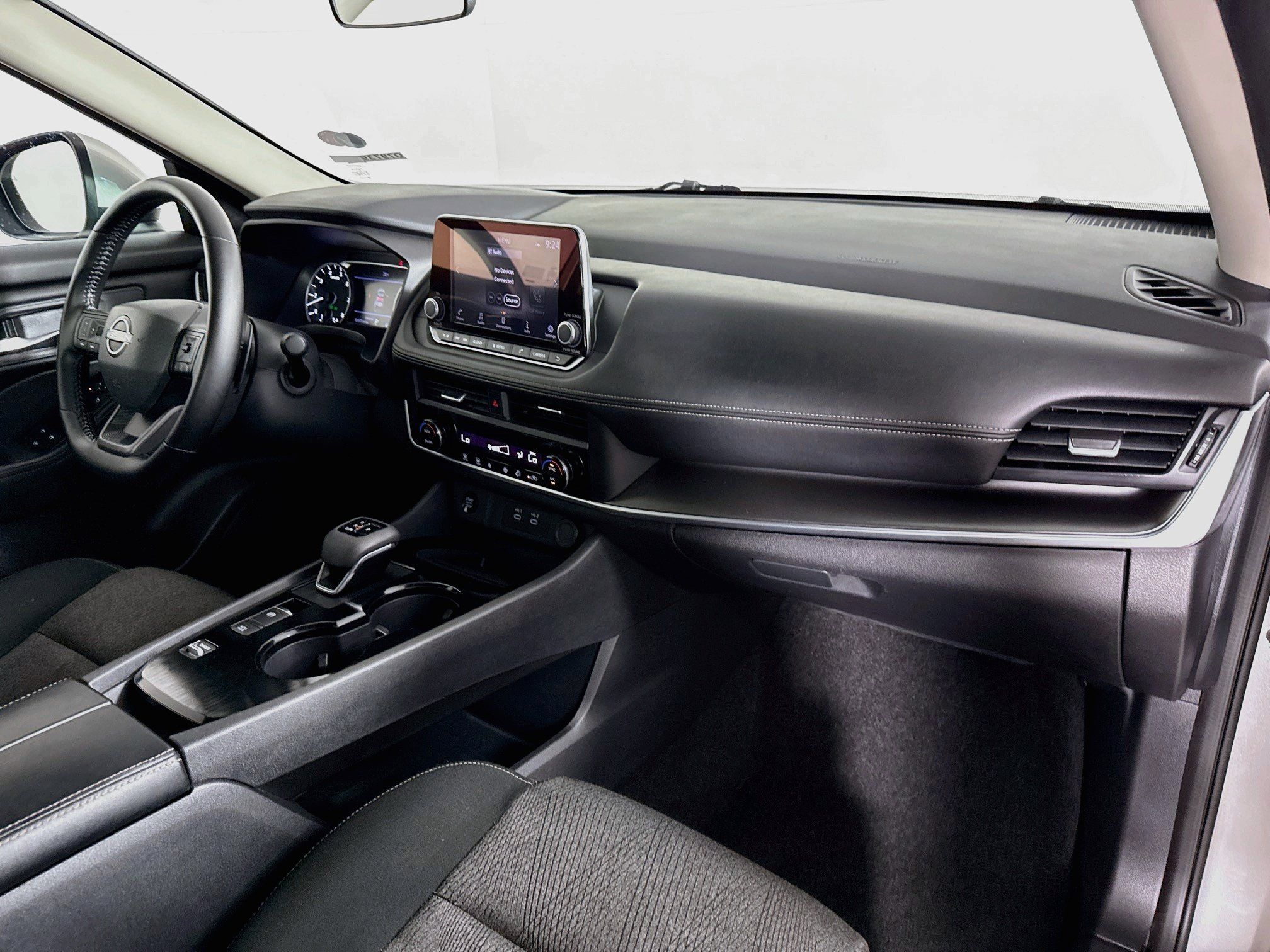 Used 2025 Nissan Rogue SV FWD image 34