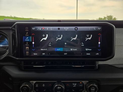 Used 2025 Jeep Wrangler Unlimited Sahara AWD/4WD image 22