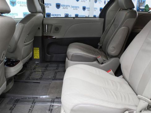 Used 2011 Toyota Sienna Limited w/ Premium Pkg FWD image 16