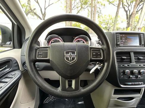 Used 2019 Dodge Grand Caravan SE FWD image 18