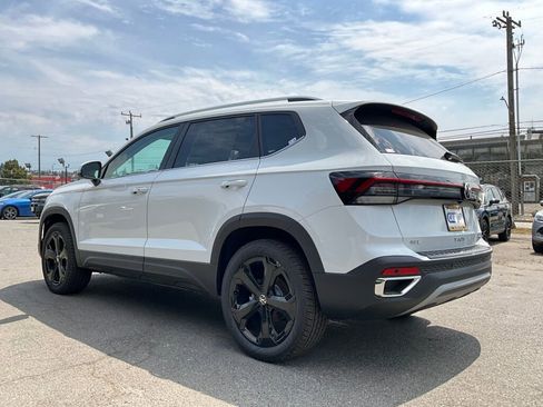 New 2025 Volkswagen Taos SEL image 6