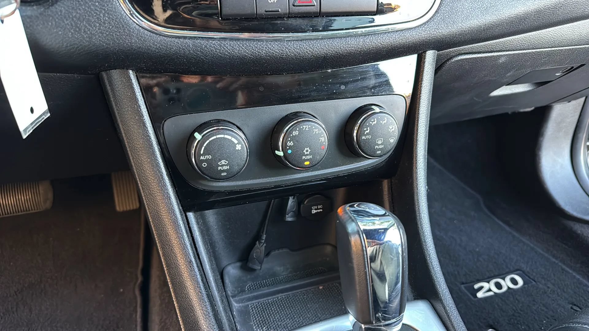 Used 2012 Chrysler 200 Touring FWD image 27