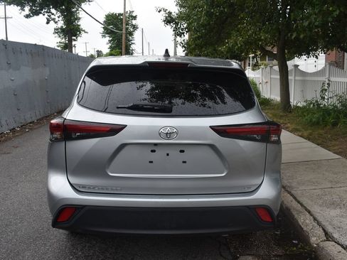 Used 2025 Toyota Highlander LE FWD image 7