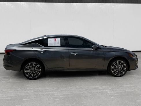 Used 2025 Nissan Altima 2.5 SL AWD/4WD image 6