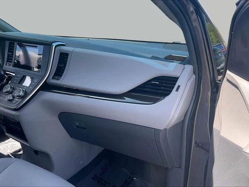 Used 2017 Toyota Sienna XLE AWD/4WD image 18
