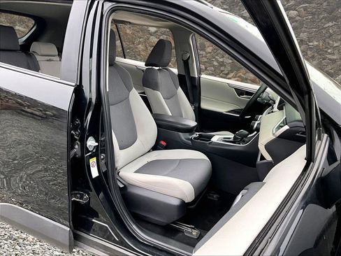 Used 2019 Toyota RAV4 XLE w/ Convenience Package image 7