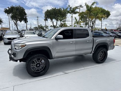 Used 2017 Toyota Tacoma TRD Sport w/ Tow Package RWD image 10