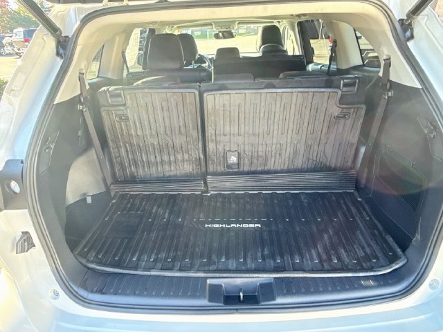 Used 2021 Toyota Highlander XLE AWD/4WD image 25
