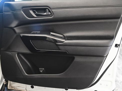 Used 2023 Nissan Pathfinder SV image 10