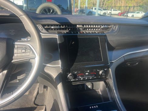 Used 2024 Jeep Grand Cherokee Altitude image 6