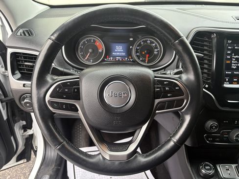 Used 2019 Jeep Cherokee Limited w/ Luxury Group image 4