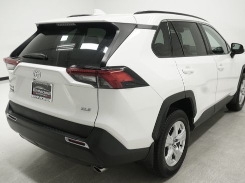 Used 2020 Toyota RAV4 XLE FWD image 4