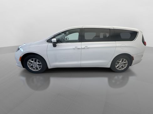 Used 2023 Chrysler Voyager LX FWD image 2