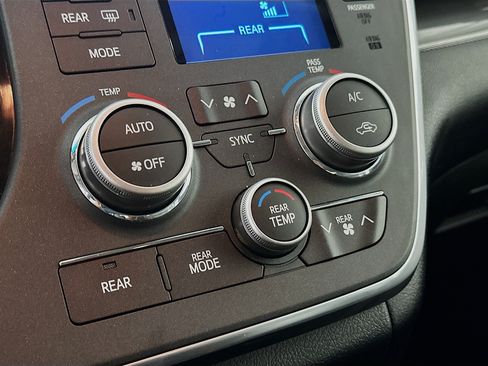 Used 2017 Toyota Sienna SE w/ SE Preferred Package FWD image 23