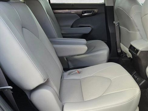 Used 2023 Toyota Highlander Limited image 21
