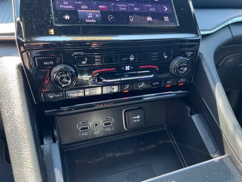 Certified 2025 Jeep Grand Cherokee Laredo X w/ Luxury Tech Group I AWD/4WD image 20