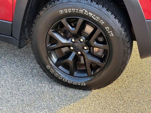 Used 2017 Jeep Cherokee Trailhawk AWD/4WD image 7