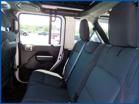 Used 2022 Jeep Wrangler Unlimited Rubicon w/ Xtreme Recon 35" Tire Package AWD/4WD image 10