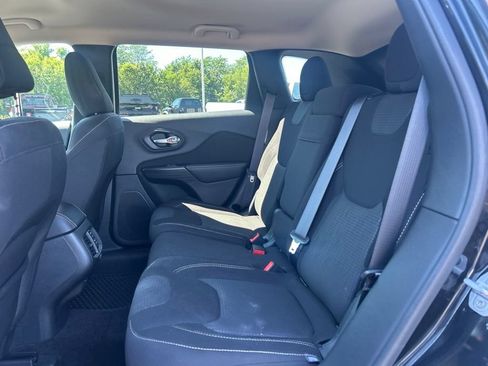 Used 2016 Jeep Cherokee Latitude w/ Cold Weather Group AWD/4WD image 7