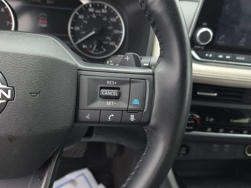 Used 2025 Nissan Rogue SV FWD image 17