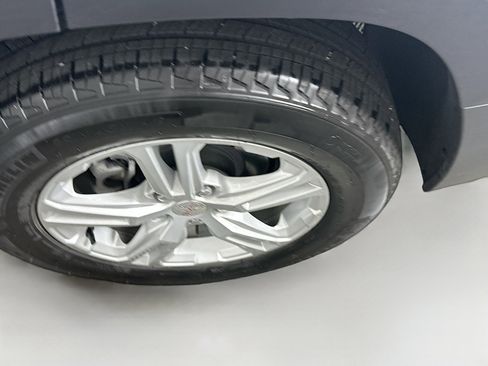 Used 2024 GMC Terrain SLE w/ Driver Convenience Package FWD image 11