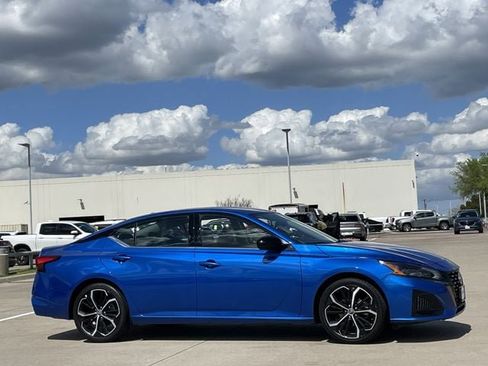 Used 2025 Nissan Altima 2.5 SR image 3