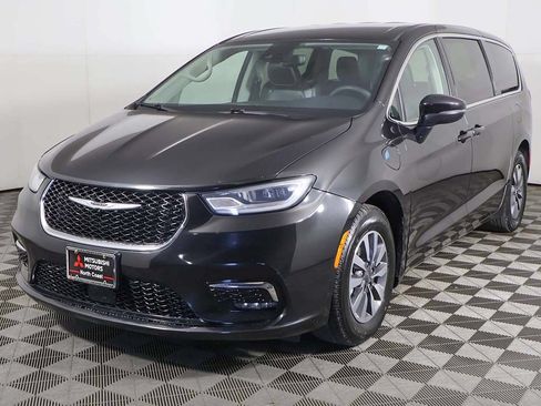 Used 2023 Chrysler Pacifica Touring-L FWD image 9