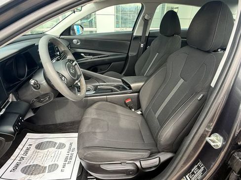 Used 2022 Hyundai Elantra SE FWD image 10