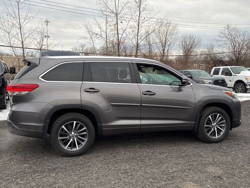 Used 2018 Toyota Highlander XLE image 11