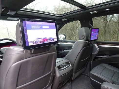 Certified 2025 Cadillac Escalade Sport Platinum w/ LPO, Floor Liner Package image 15