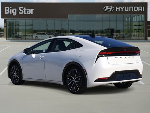 Used 2025 Toyota Prius XLE image 3