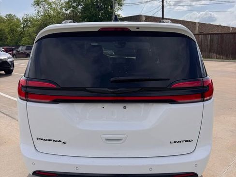 Used 2025 Chrysler Pacifica Limited image 7