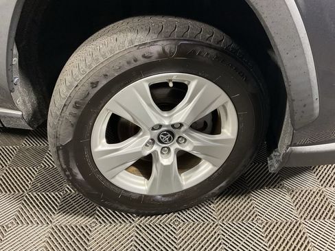 Used 2021 Toyota RAV4 LE AWD/4WD image 38