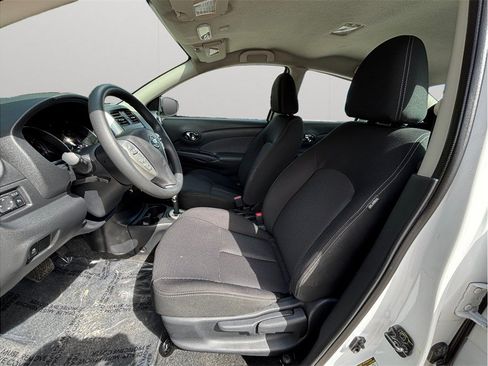 Used 2016 Nissan Versa SV FWD image 2