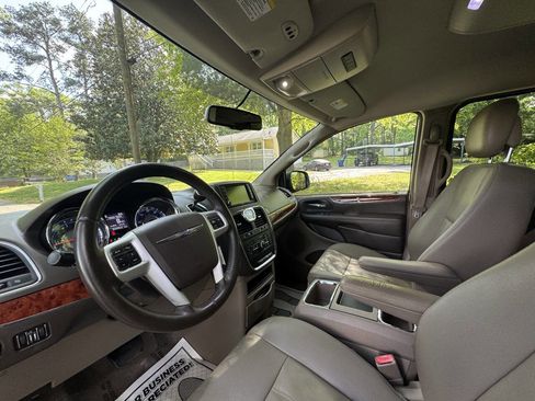 Used 2016 Chrysler Town & Country Touring image 12